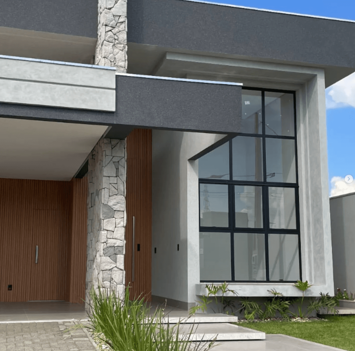 Fachada residencial atemporal com textura, volumes arquitetônicos e linguagem contemporânea